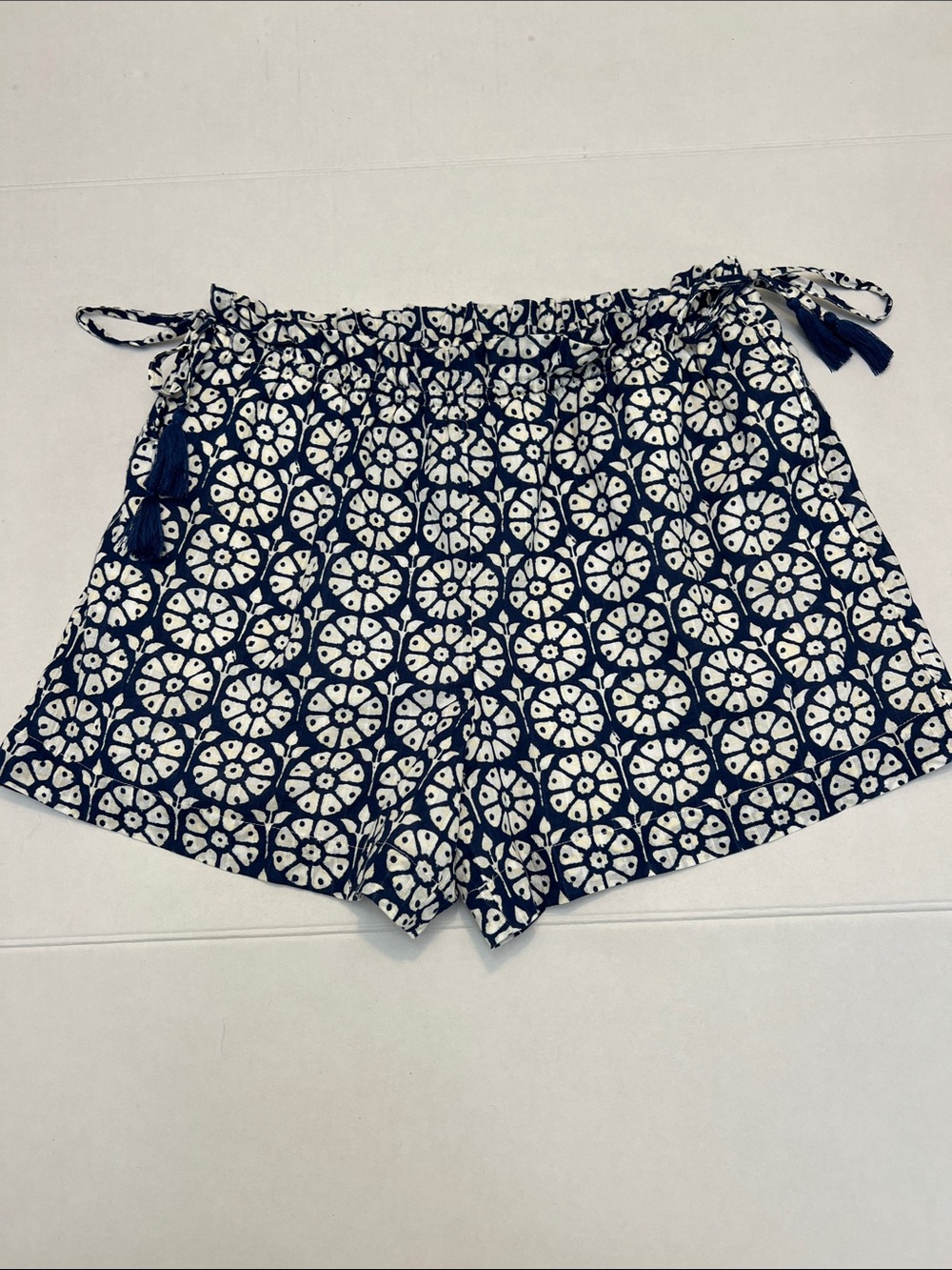 Roller Rabbit x Target Daisy Side-Tie Shorts navy blue & white size Large
